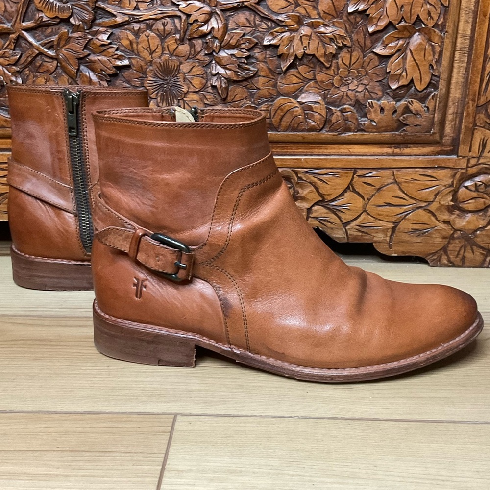 Frye 8.5 Leather Inside Zip Ankle Boots Logo Cognac Brown Belt Buckle Strap